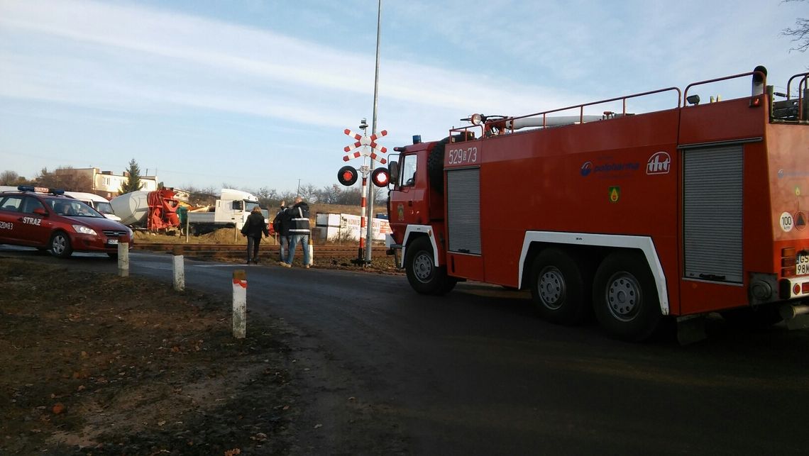 Pożar lokomotywy na przejeździe kolejowym! Zapaliła się komora silnika Pożar lokomotywy na przejeździe kolejowym! Zapaliła się komora silnika