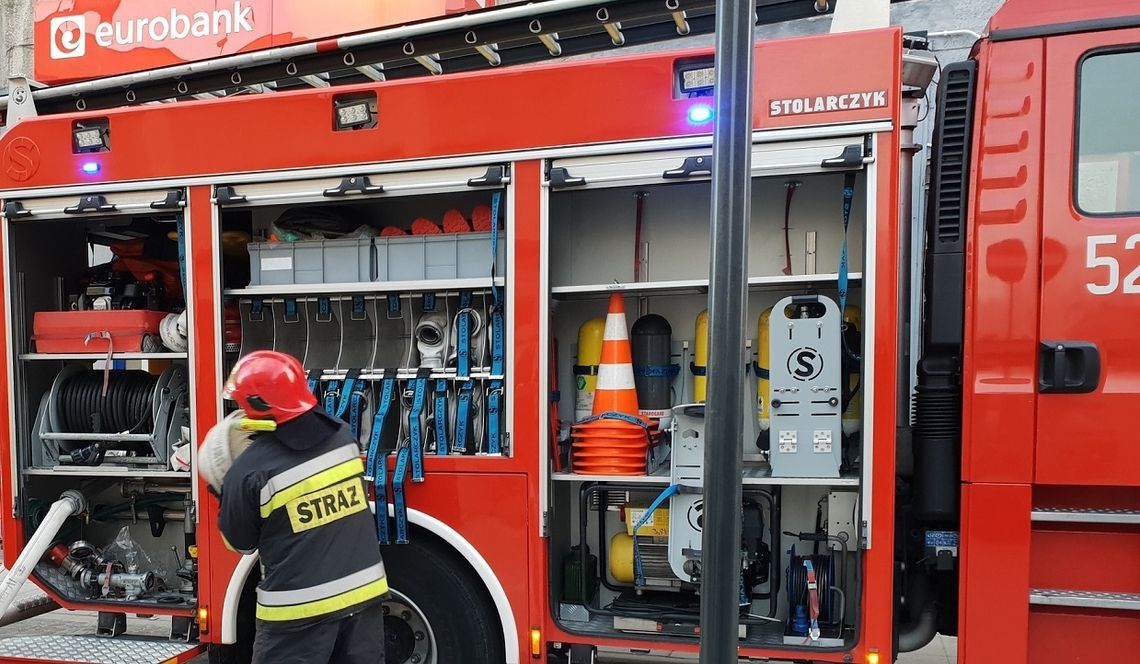 Pożar w zakładzie produkcji mebli okrętowych FAMOS. Na miejscu działa 6 zastępów straży pożarnej 