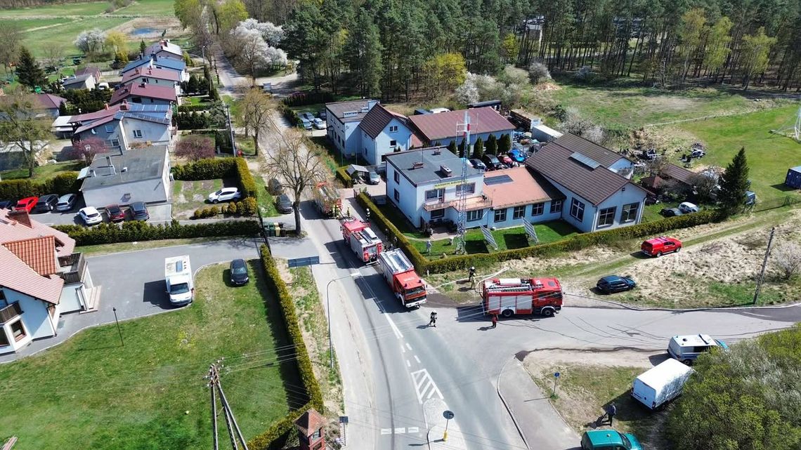 Pożar warsztatu w Kokoszkowach. Jedna osoba trafiła do szpitala. Z ogniem walczyło 9 zastępów straży pożarnej