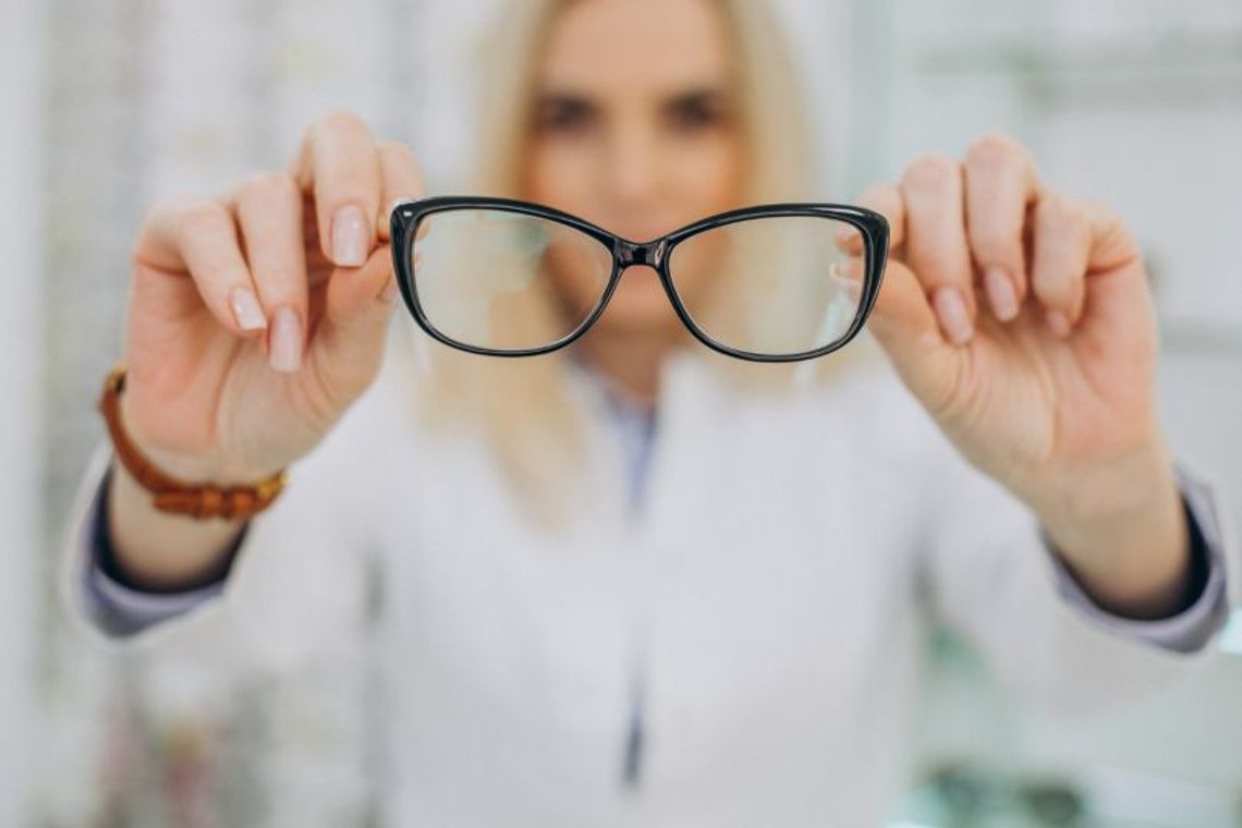 Praca przed monitorem a cyfrowe zmęczenie wzroku: Jak skutecznie chronić oczy przed światłem niebieskim? Praca przed monitorem a cyfrowe zmęczenie wzroku: Jak skutecznie chronić oczy przed światłem niebieskim?