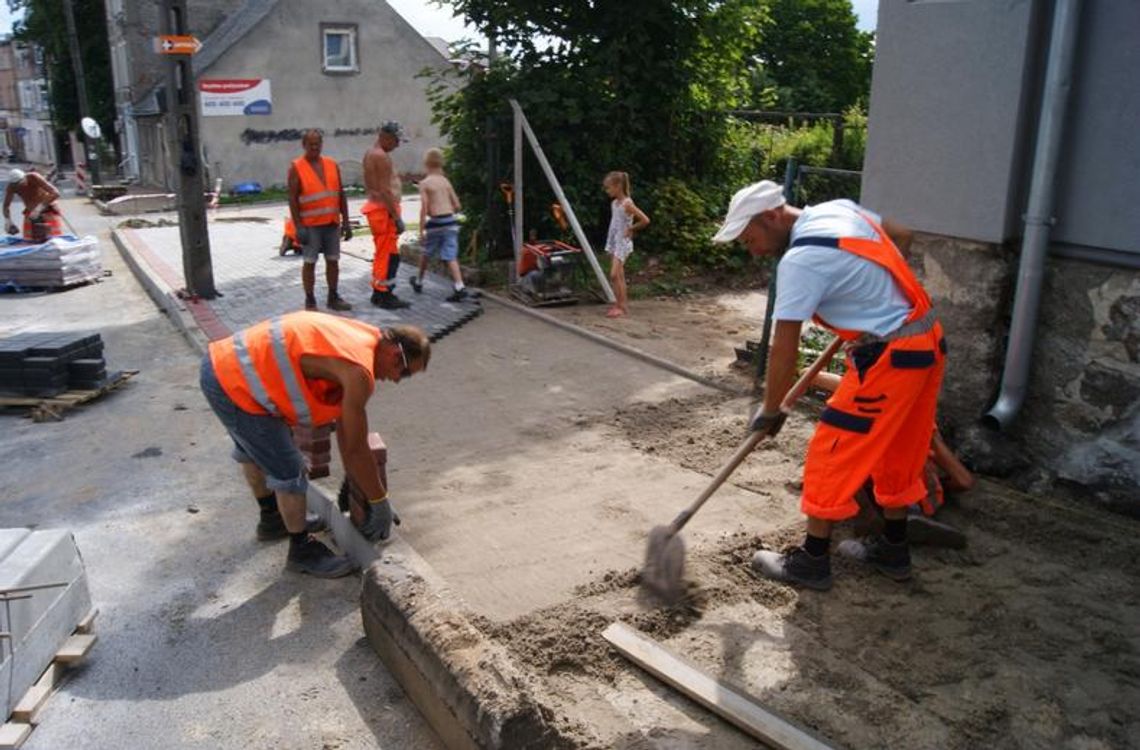 Prace na Dworcowej i Gdańskiej. Równy chodnik dla mieszkańców Skarszew Prace na Dworcowej i Gdańskiej. Równy chodnik dla mieszkańców Skarszew