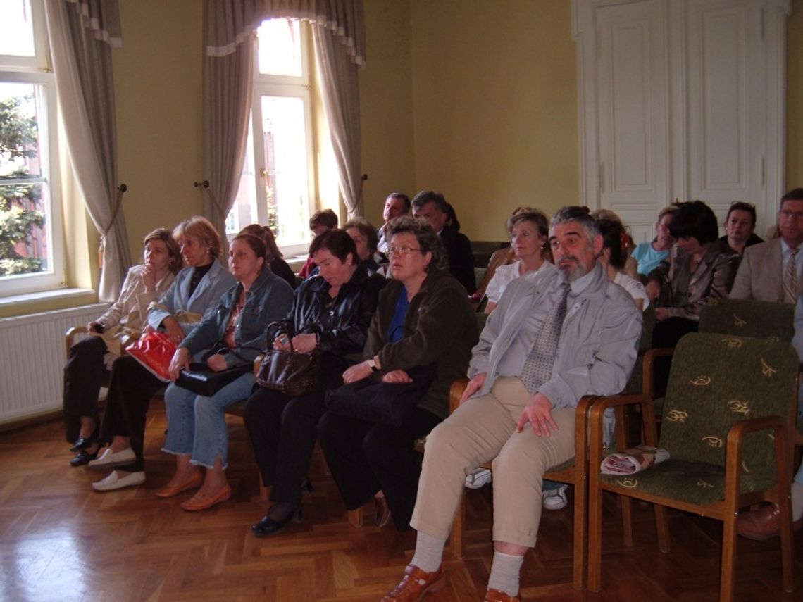 Prezent od radnych dla prezydenta i podwyżki dla nauczycieli