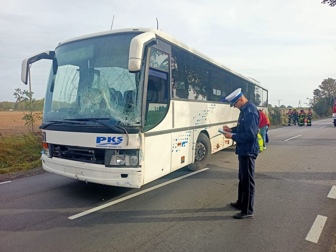 Przyczepa z banerem wyborczym uderzyła w starogardzki PKS. Autobus wjechał do rowu. Dwie osoby zostały ranne