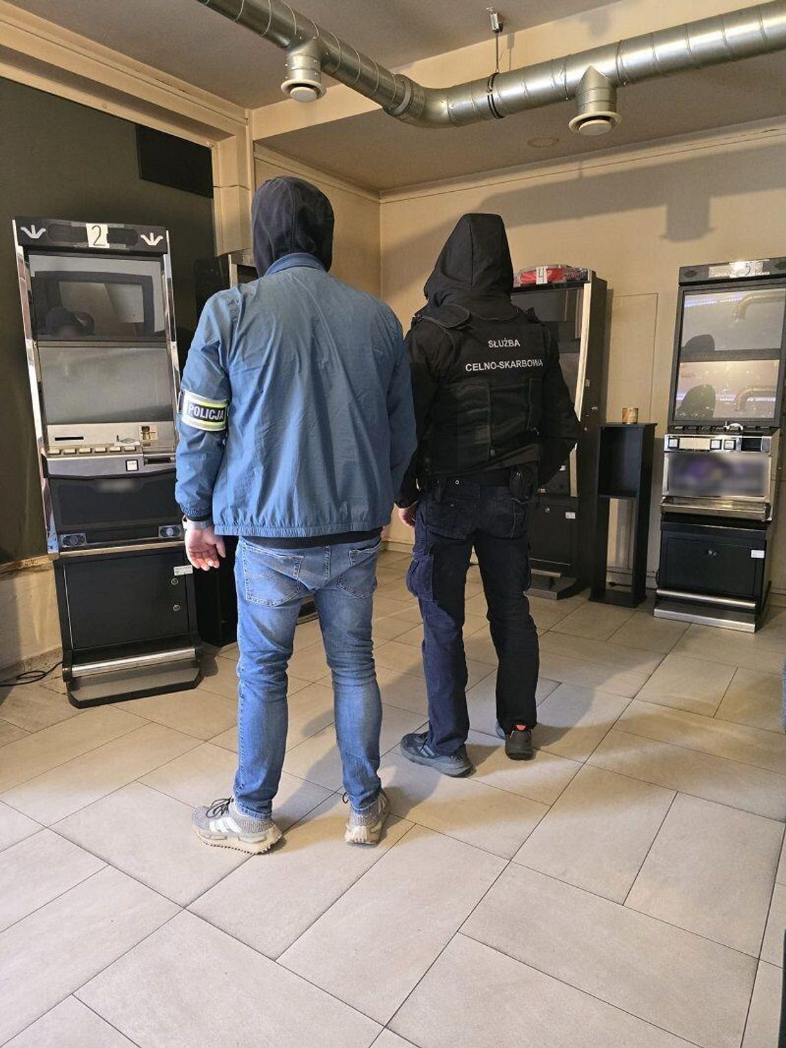 Punkt hazardowy zlikwidowany. Policjanci i KAS zabezpieczyli nielegalne automaty