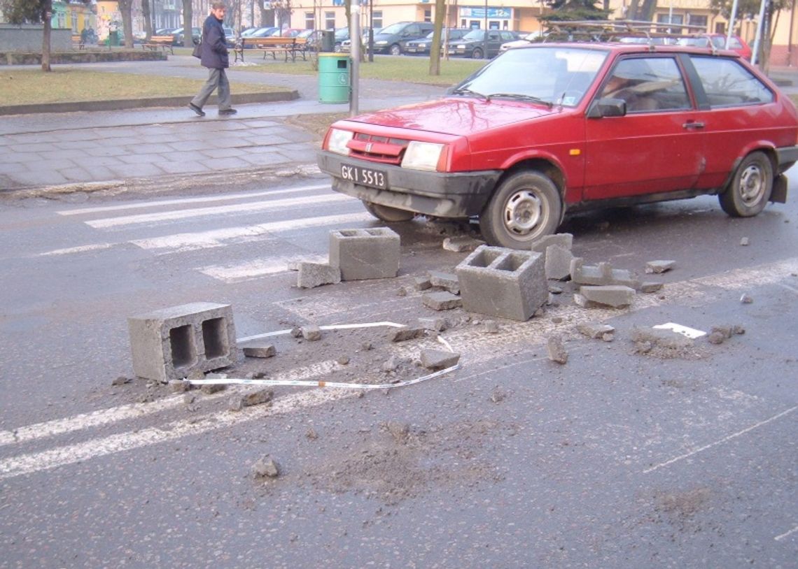 Pustaki na przejściu dla pieszych i... policji