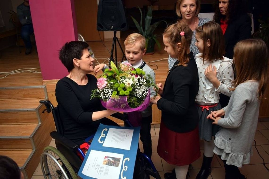 Radośnie i wzruszająco. Mieszkańcy podziękowali pani sołtys Radośnie i wzruszająco. Mieszkańcy podziękowali pani sołtys