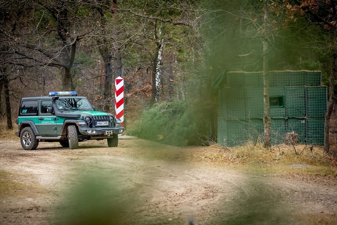 RAPORT Z GRANICY: Szturm na polsko-białoruską granicę w Kuźnicy. Na miejsce docierają kolejni imigranci 