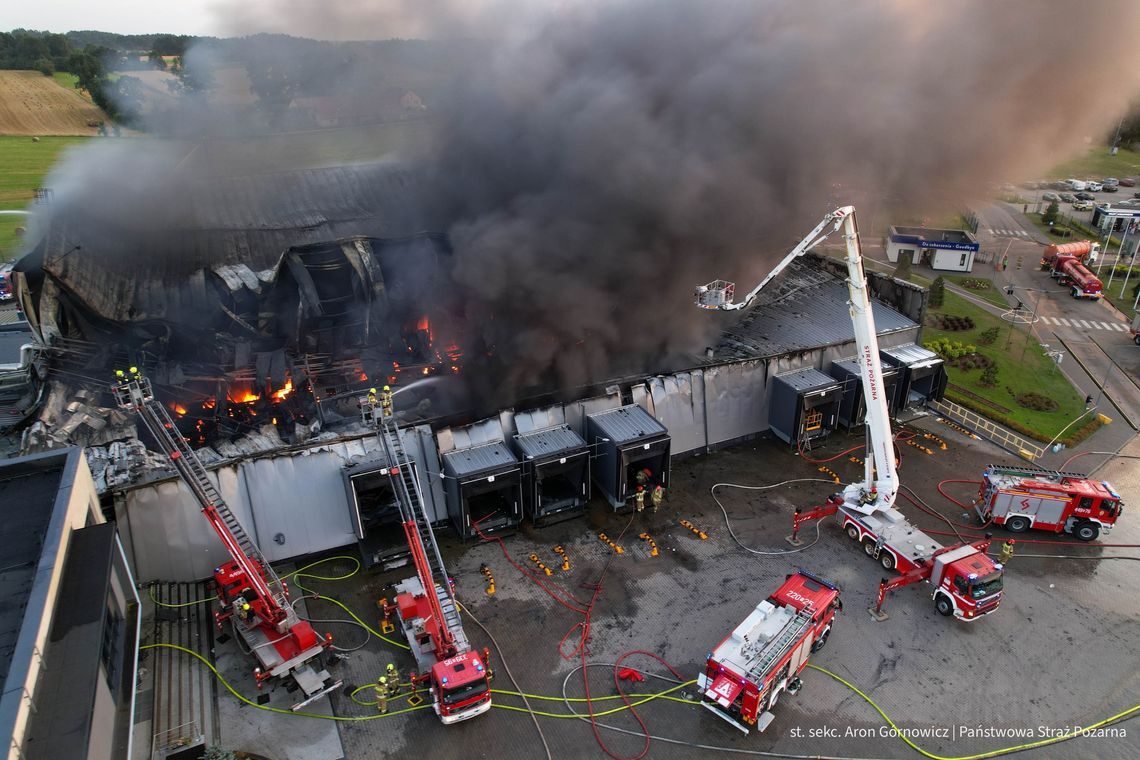 REGION: Od kilku godzin trwa walka z pożarem w miejscowości Kawle w powiecie kartuskim. Zaginął strażak OSP