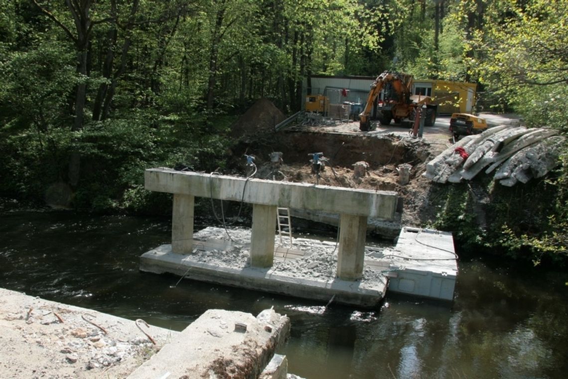 Remontują most Remontują most