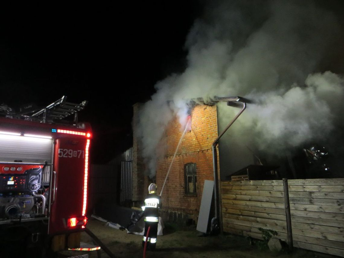 ROKOCIN. Nocny pożar stolarni. Z ogniem walczyło 13 zastępów, akcja trwała ponad 8 godzin (FOTO)