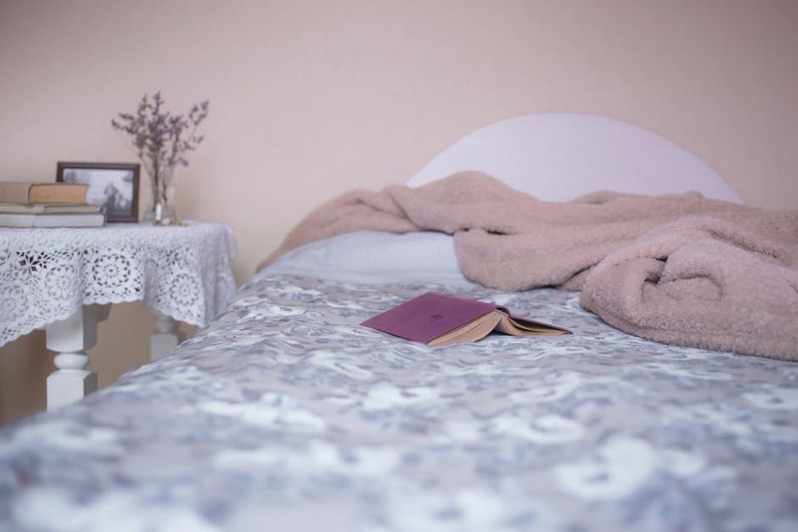 Romantyczna aranżacja sypialni - zobacz na co warto postawić