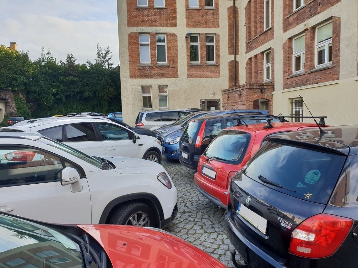 Rowerowa środa. Ale czy na pewno? Jak wyglądały parkingi przed starogardzkimi urzędami? [FOTO]