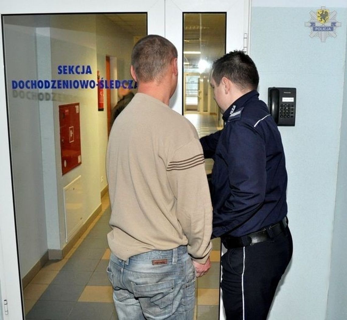 ROZBÓJ Pobili ofiarę i ukradli z portfela 100 zł ROZBÓJ Pobili ofiarę i ukradli z portfela 100 zł