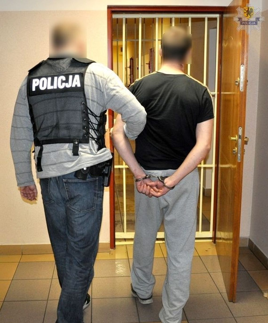 ROZBÓJ W SALONIE GIER Sypnął kobiecie w twarz piaskiem i okradł