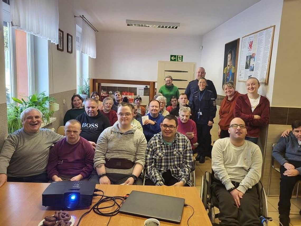 Rozmawiali o bezpieczeństwie i oszustwach. Ważne spotkanie w Narkowach