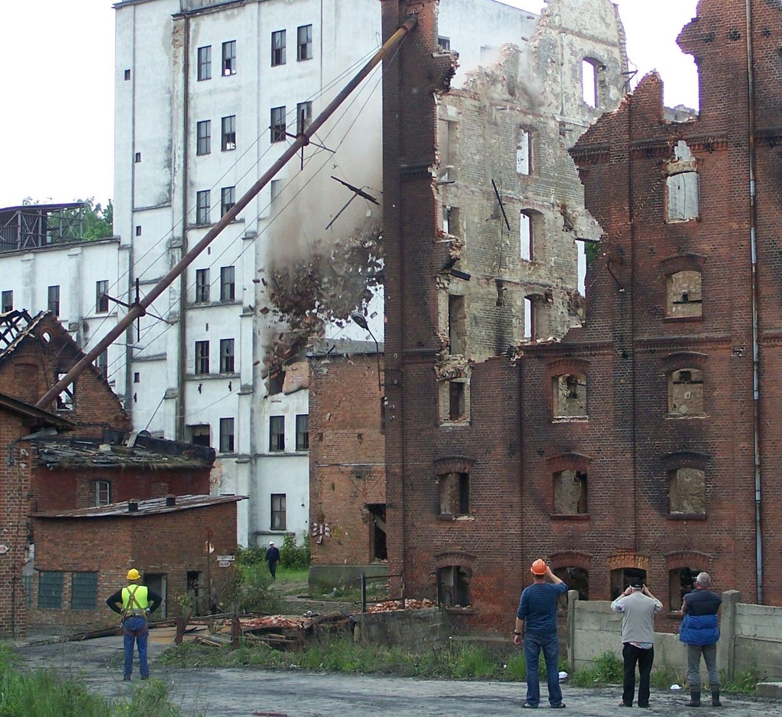 Runęły młyny (ZDJĘCIA Z MIEJSCA AKCJI)