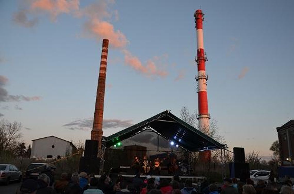 Ruszyło wyburzanie komina. Gmina właścicielem terenu po cukrowni... Ruszyło wyburzanie komina. Gmina właścicielem terenu po cukrowni...