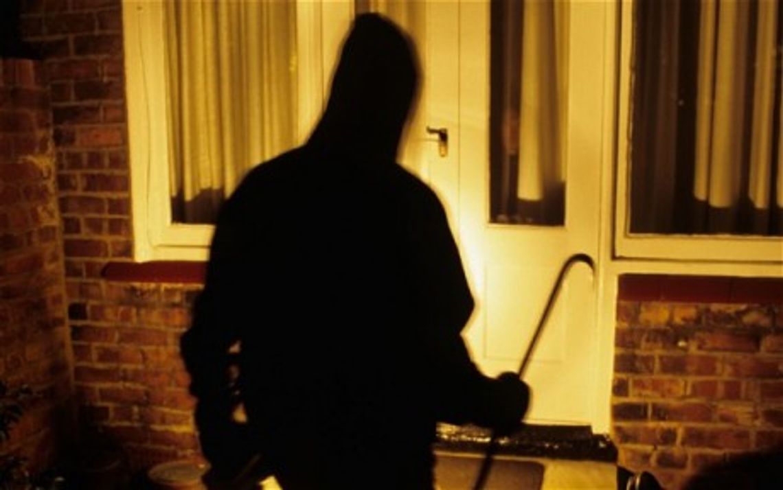 Rzucili na ziemię, bili i dusili.Trójka mężczyzn wtargnęła do mieszkania, by pobić i okraść bezbronną kobietę? Rzucili na ziemię, bili i dusili.Trójka mężczyzn wtargnęła do mieszkania, by pobić i okraść bezbronną kobietę?