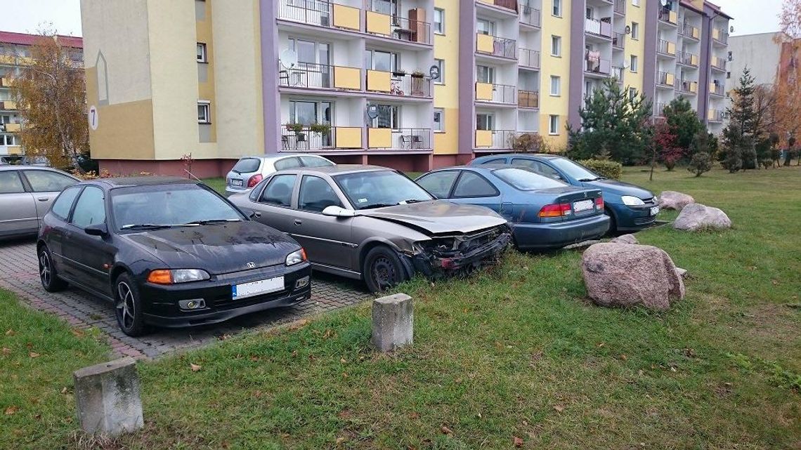 Samochód – widmo pół roku stoi na parkingu. Zajmuje miejsce parkingowe i szpeci wizerunek osiedla
