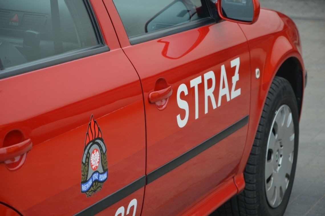 Samochód wjechał w barierki. Jedna osoba została przetransportowana do szpitala Samochód wjechał w barierki. Jedna osoba została przetransportowana do szpitala