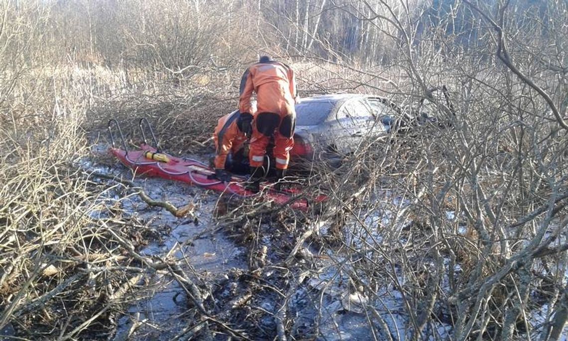Samochód... znaleziony w bagnie. Strażacy wyciągnęli auto