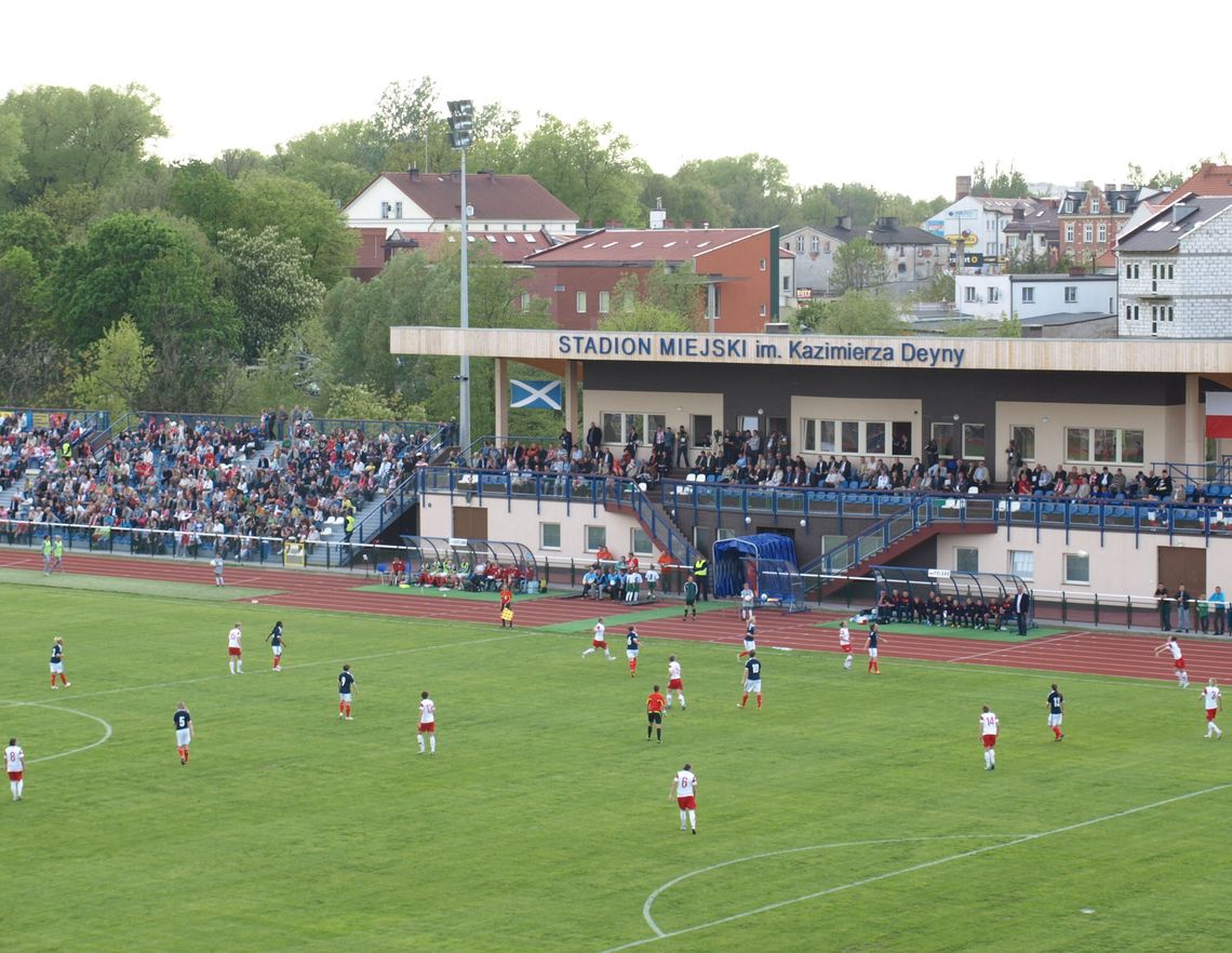 Schody w rozsypce. Coraz mniej czasu na przygotowanie stadionu