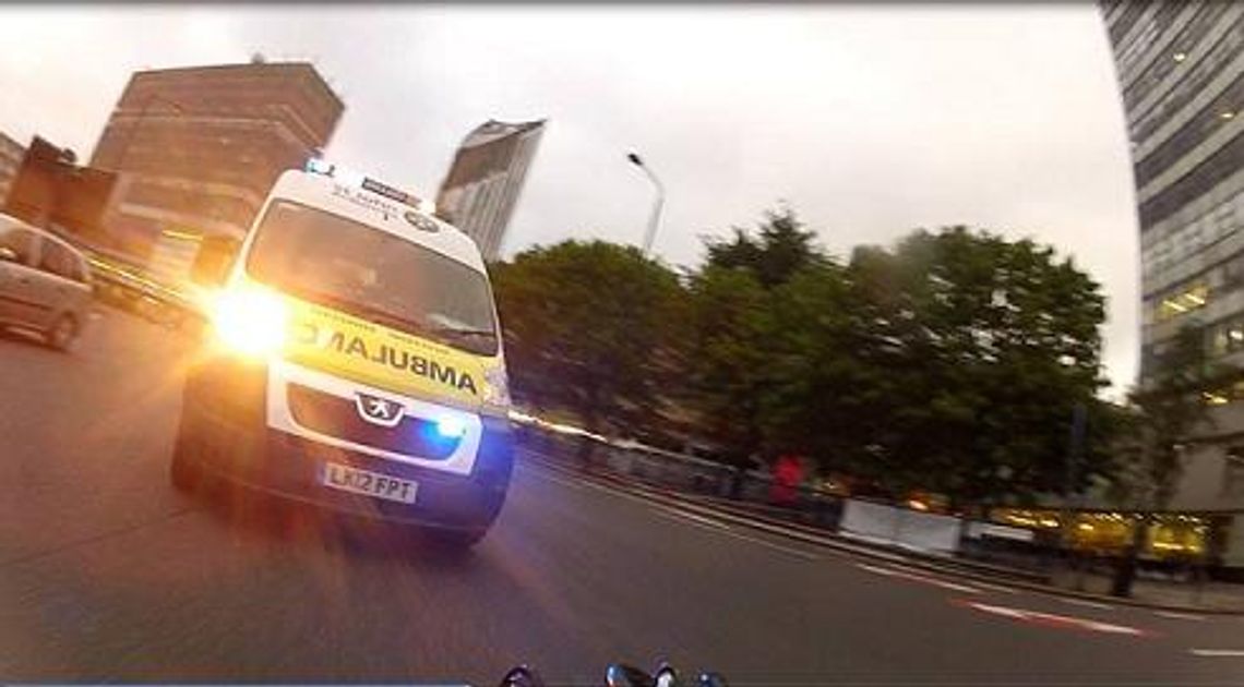 Ścigał się z karetką. Głupota kierowcy Passata mogła przyczynić się do tragedii Ścigał się z karetką. Głupota kierowcy Passata mogła przyczynić się do tragedii