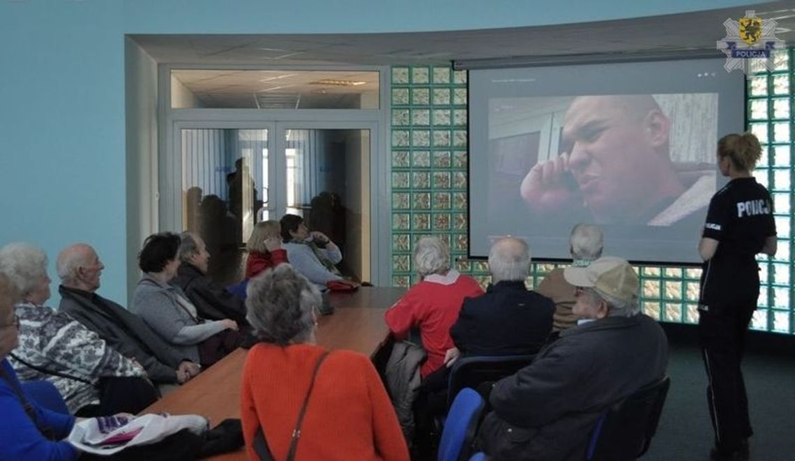 Seniorzy z wizytą u policjantów Seniorzy z wizytą u policjantów