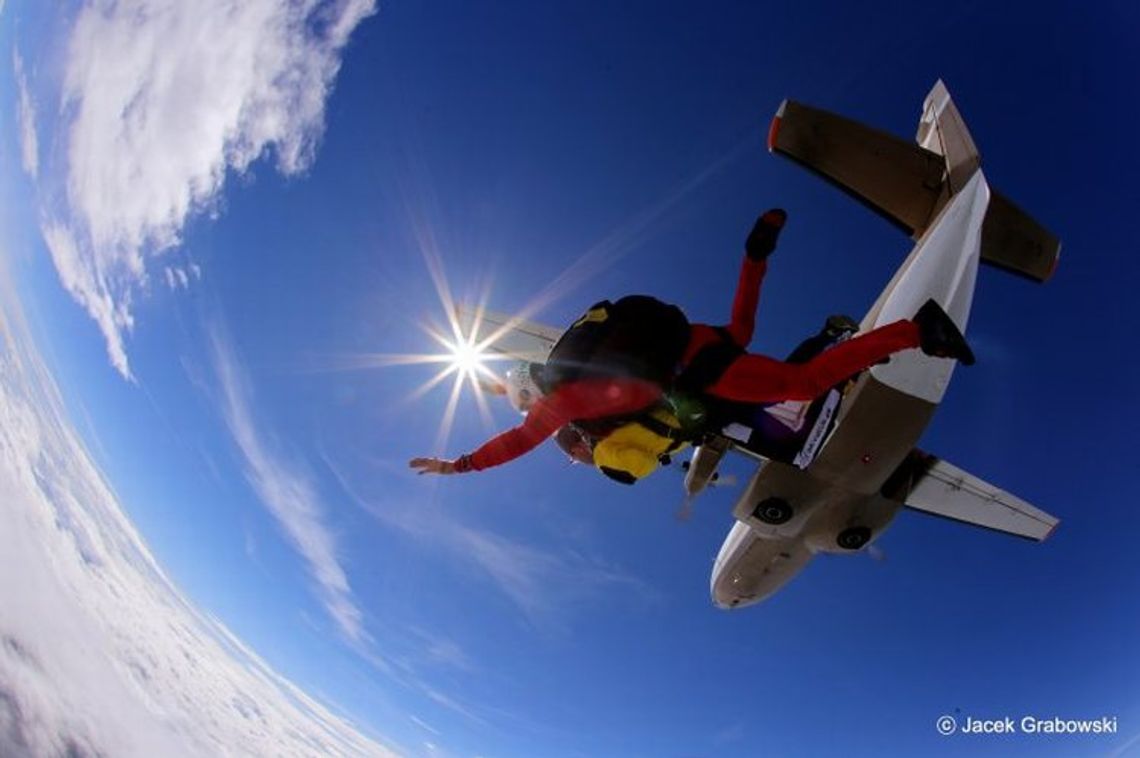 Skoki spadochronowe w tandemie – poczuj buzującą adrenalinę!