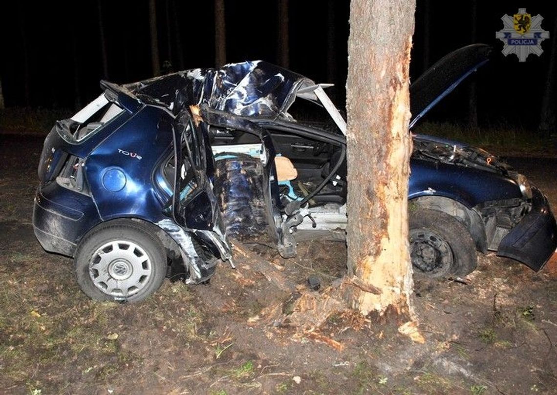 Śmiertelny wypadek - wypadł z drogi i uderzył w drzewo