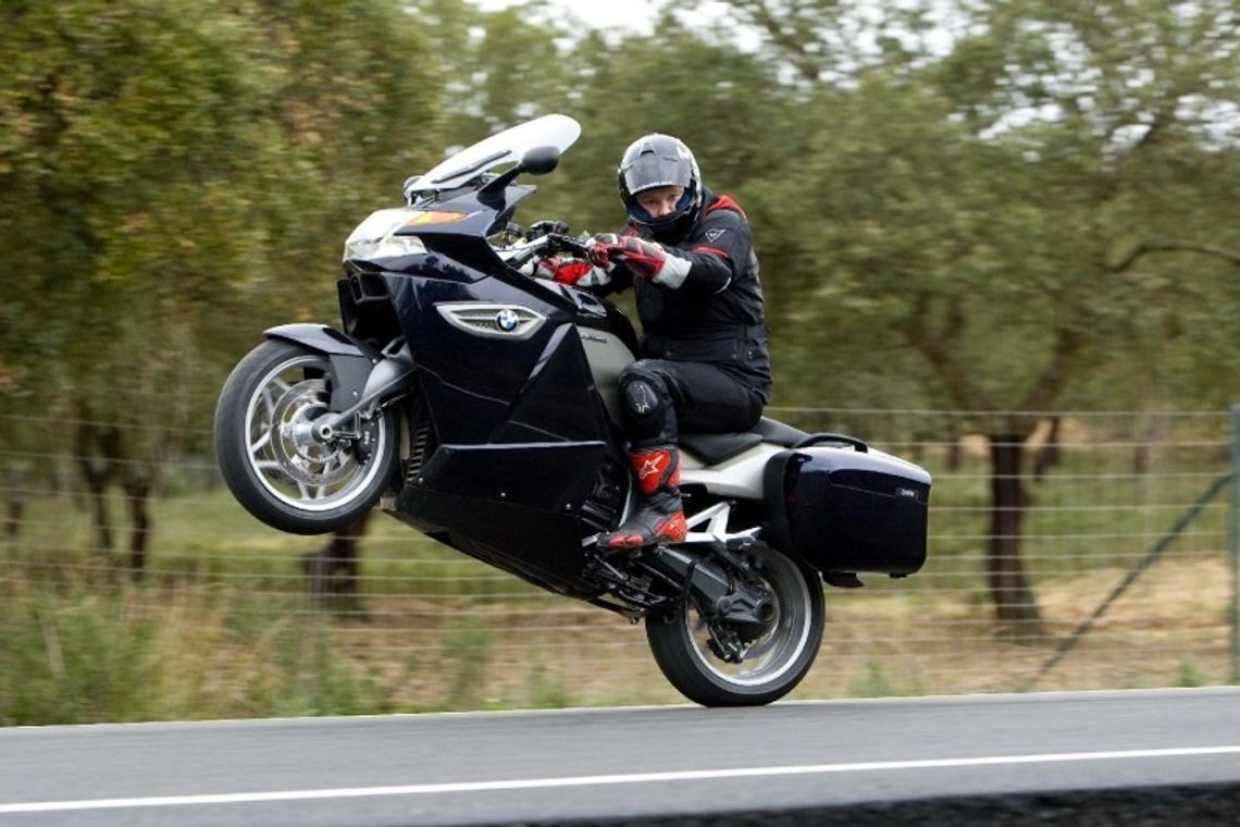 SPRAWA DLA POLICJI. Śmiertelne zagrożenie. Niebezpieczny pirat drogowy na „motorku” 280 km/godz.