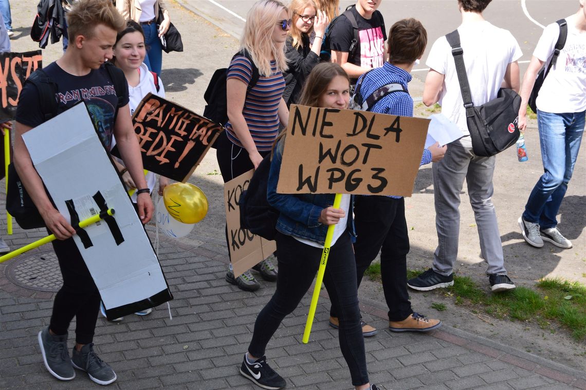 Sprzeciwiają się przekształceniu szkoły w koszary. Protest uczniów i nauczycieli z Publicznego Gimnazjum nr 3