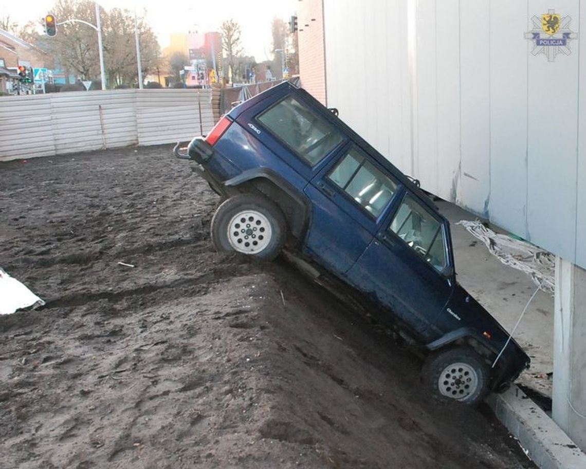 Staranował ogrodzenie i wjechał na plac budowy ZDJĘCIA Staranował ogrodzenie i wjechał na plac budowy ZDJĘCIA