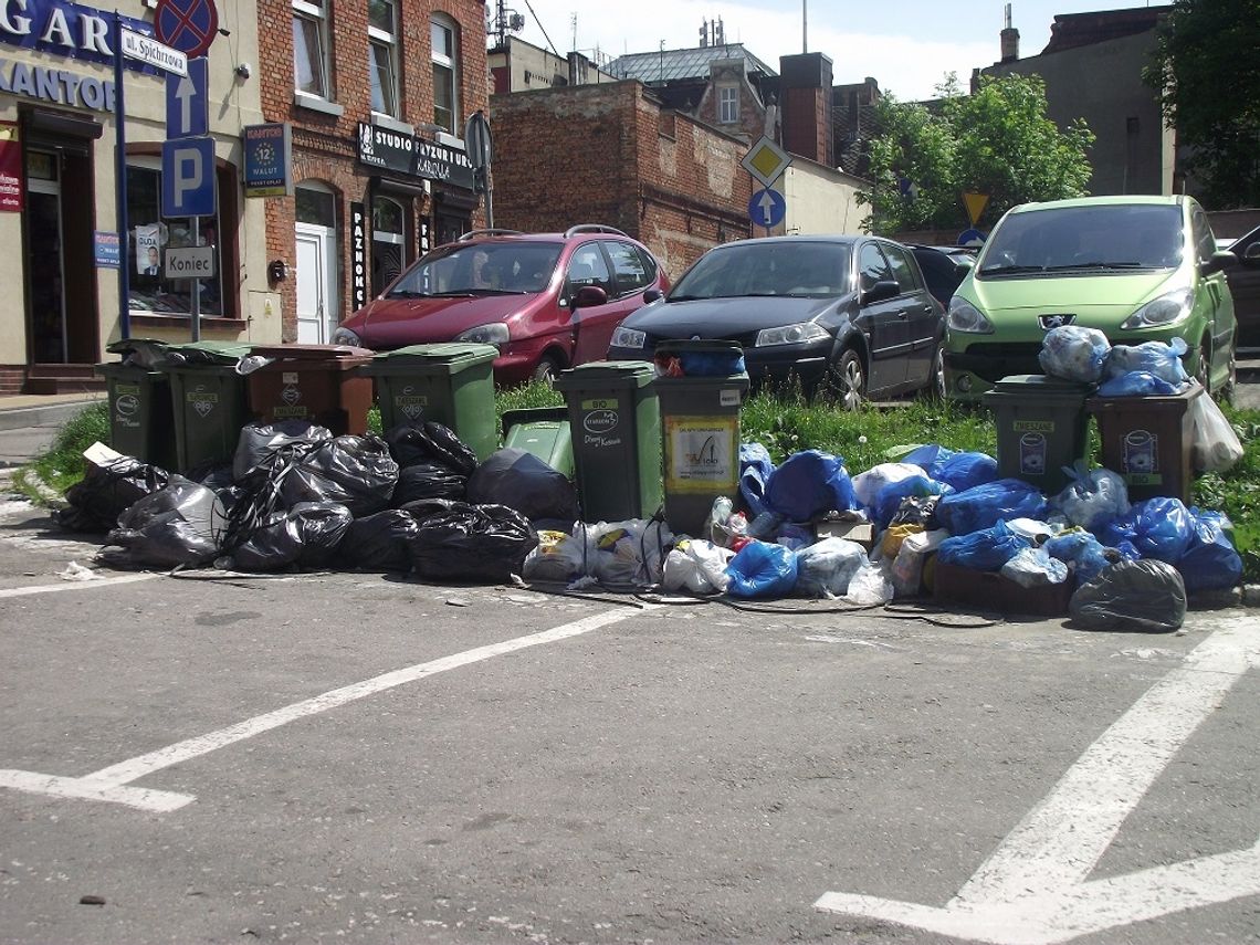 Sterta śmieci w centrum miasta. Mieszkańcy podrzucają odpady?