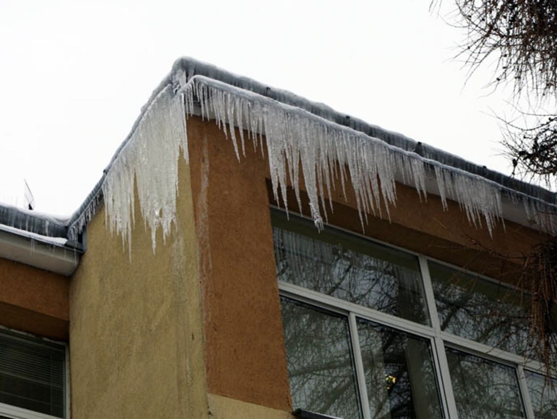 Straż pożarna ostrzega: śnieg na dachach to zagrożenie! Straż pożarna ostrzega: śnieg na dachach to zagrożenie!