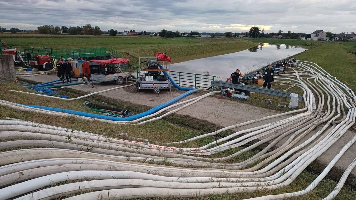 Strażacy Kompani Specjalnej Neptun: "wszystkie pompy pracują"