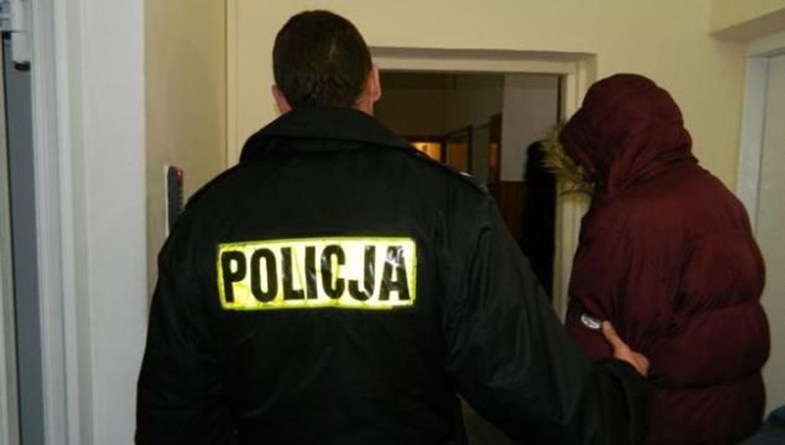 Syn wybił szybę, ojciec przybywa z pomocą