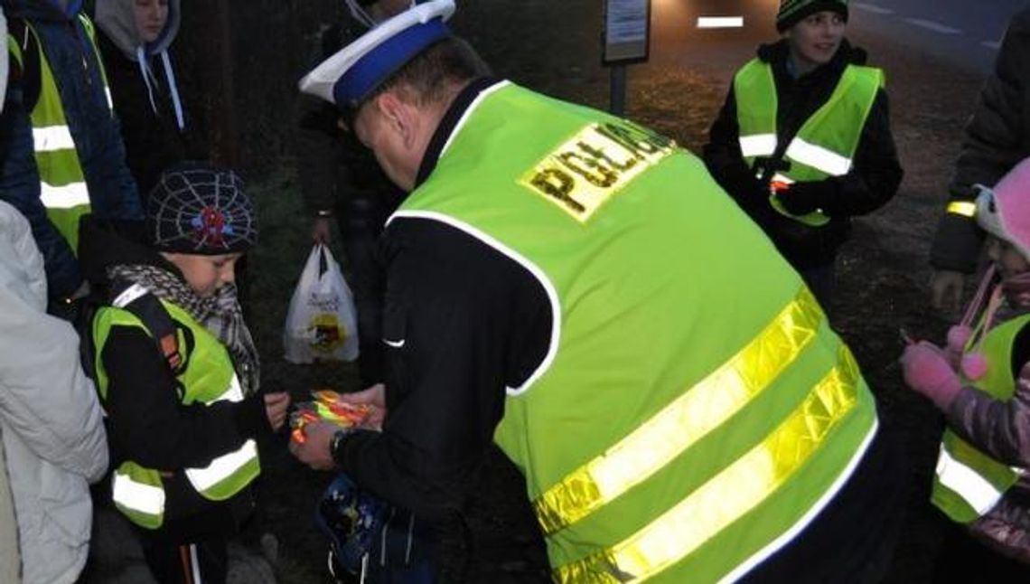 Szaro, zmrok – noś odblaski, będziesz widoczny dla kierowców! Szaro, zmrok – noś odblaski, będziesz widoczny dla kierowców!