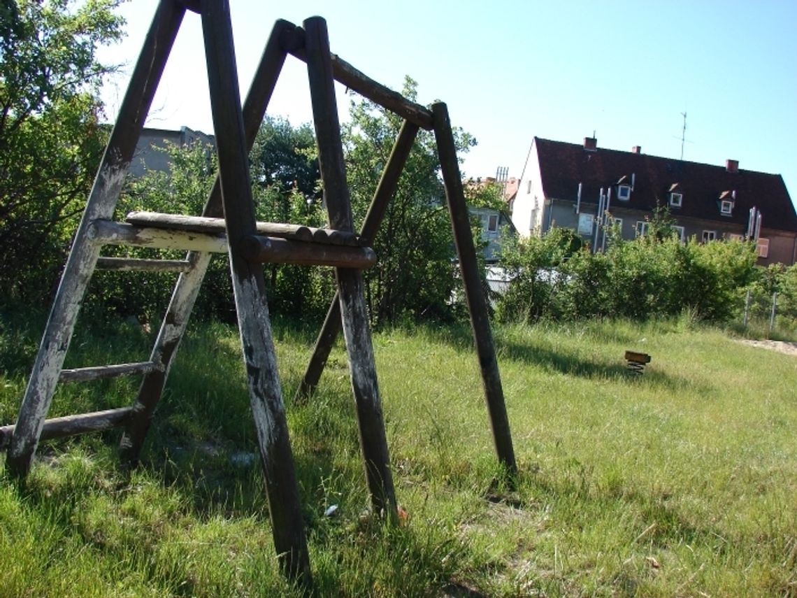 Szkła i fekalia na placu zabaw! Miejsce pijackich schadzek