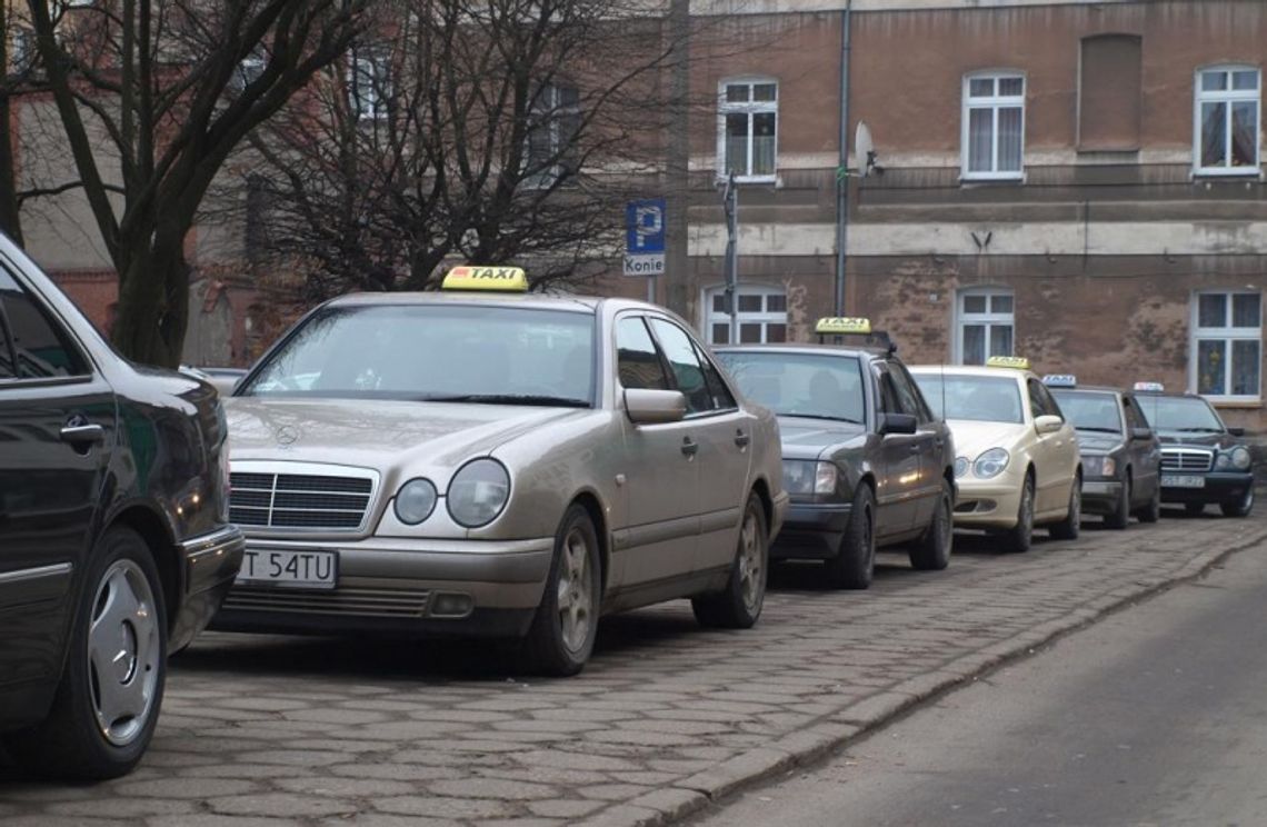 Taxi na czarno. Walka o miejsce. Będą kontrole taksówek