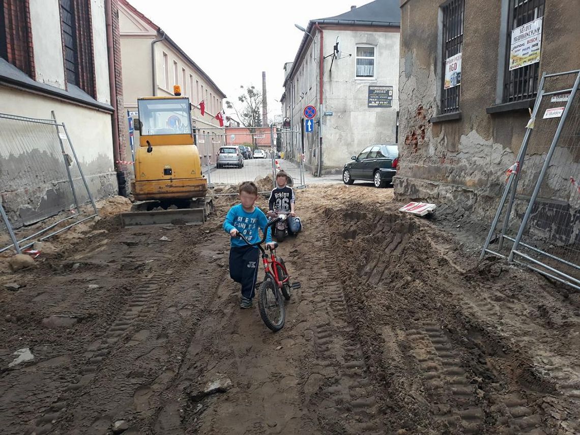 Teren budowy, czy plac zabaw? Dzieci bawią się w głębokich wykopach