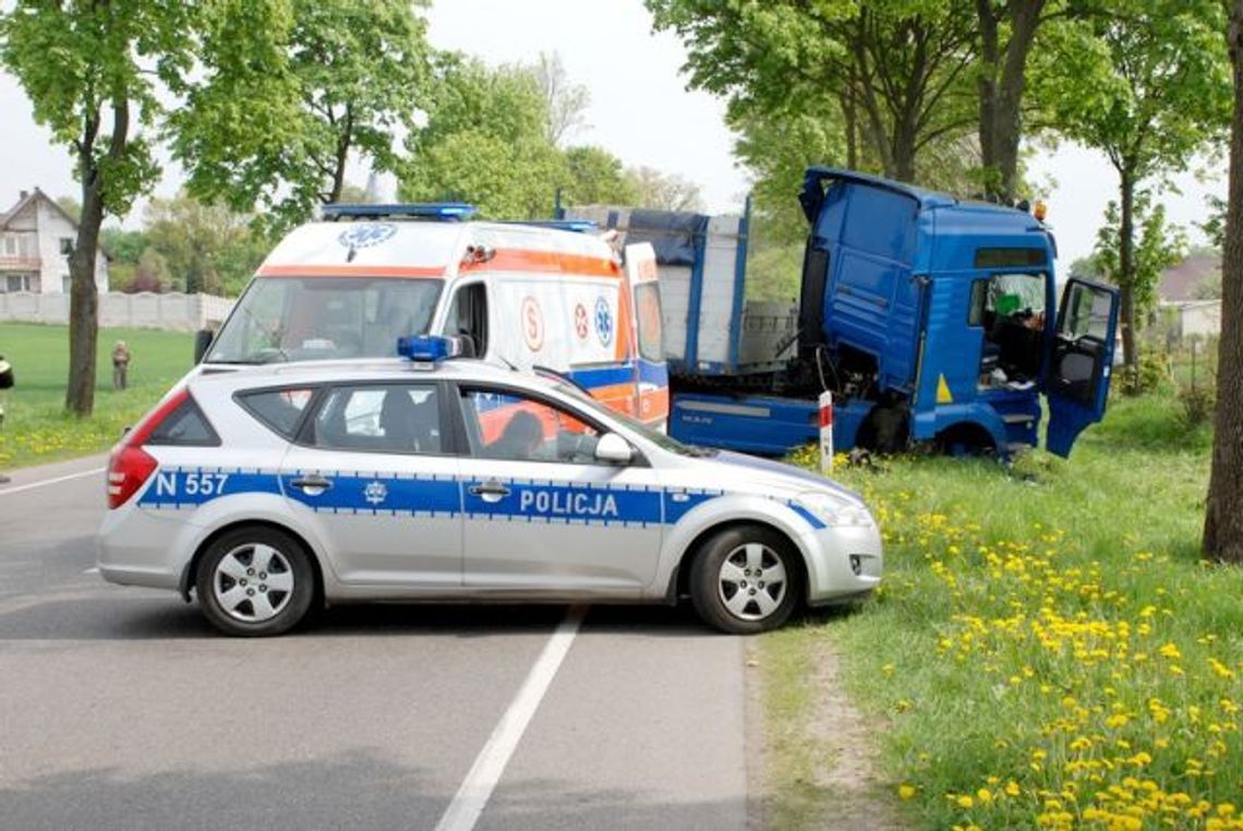 Tir nagle wjechał w drzewo