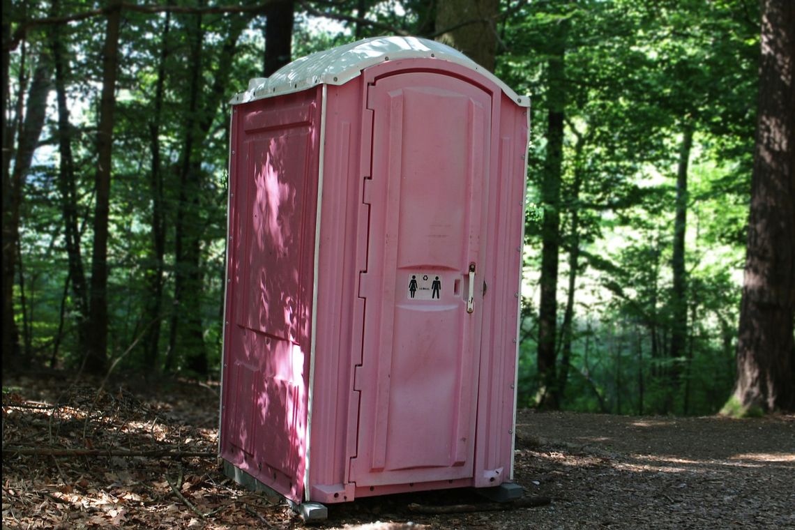 Toalety przenośne są bezpieczne dla środowiska. Dlatego pojawiają się w parkach i lasach