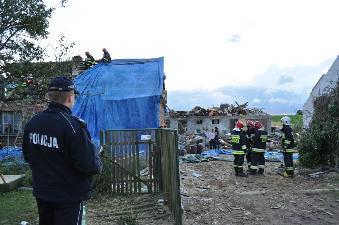 Trąba powietrzna zniszczyła zabudowania, budynki gospodarcze, domki letniskowe oraz samochody. Zginął jeden mężczyzna