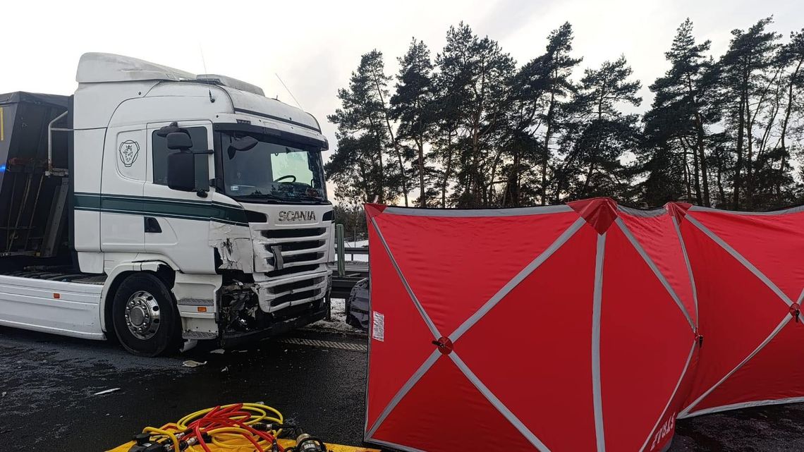 Tragedia podczas wyprzedzania na autostradzie A1. Droga jest zablokowana