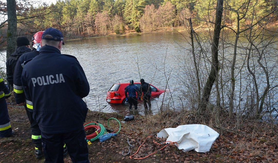 Tragiczny finał poszukiwań 24-latki ze Skarszew. Strażacy wyciągnęli z jeziora samochód z ciałem Roksany