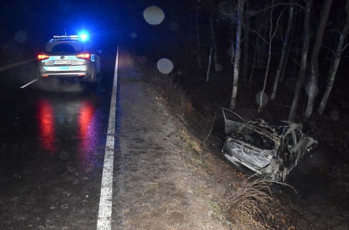 Tragiczny wypadek w gminie Smętowo Gr. Auto uderzyło w drzewo i spłonęło. Zginął kierowca