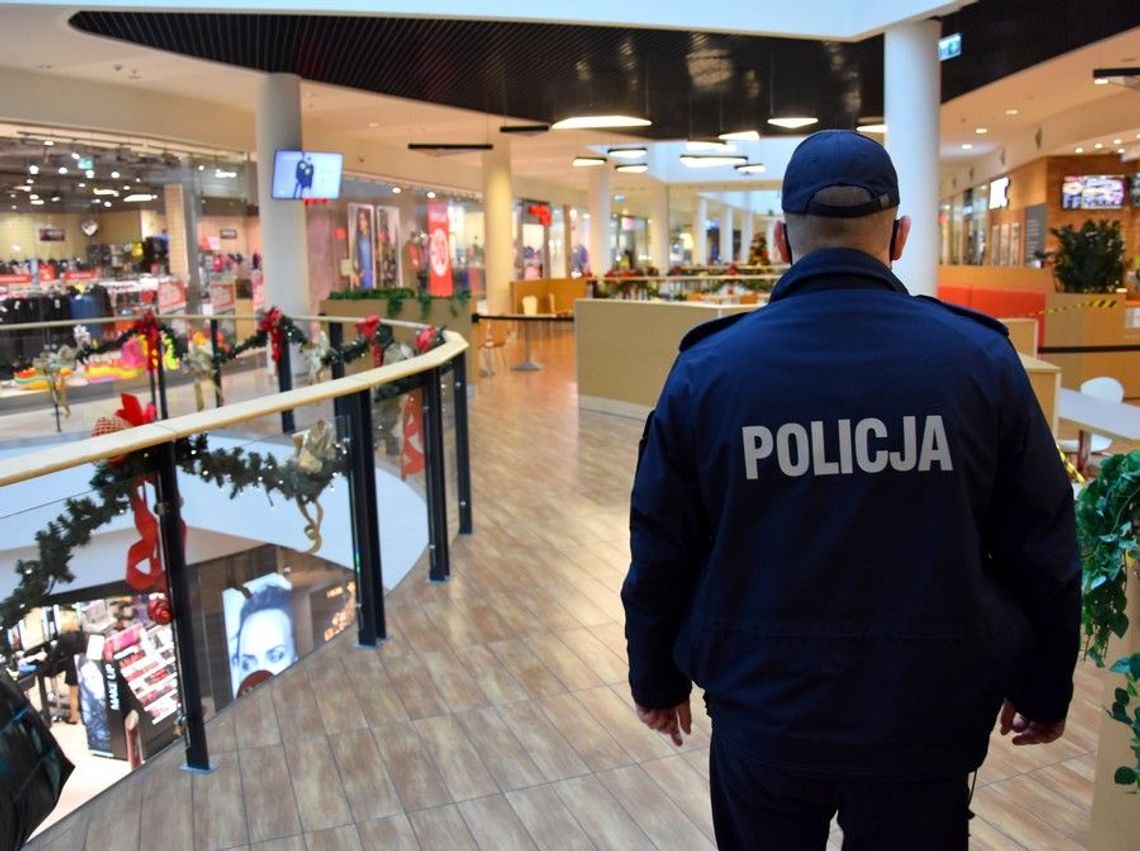 Trwa gorączka świątecznych zakupów. Policjanci ostrzegają przed złodziejami i oszustami