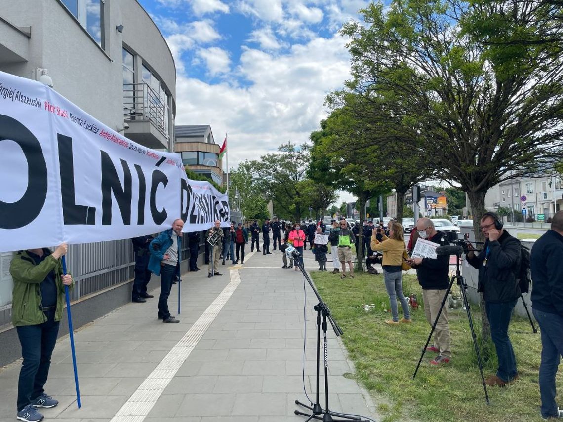 Trwa protest dziennikarzy pod ambasadą Białorusi w Warszawie [FOTO]