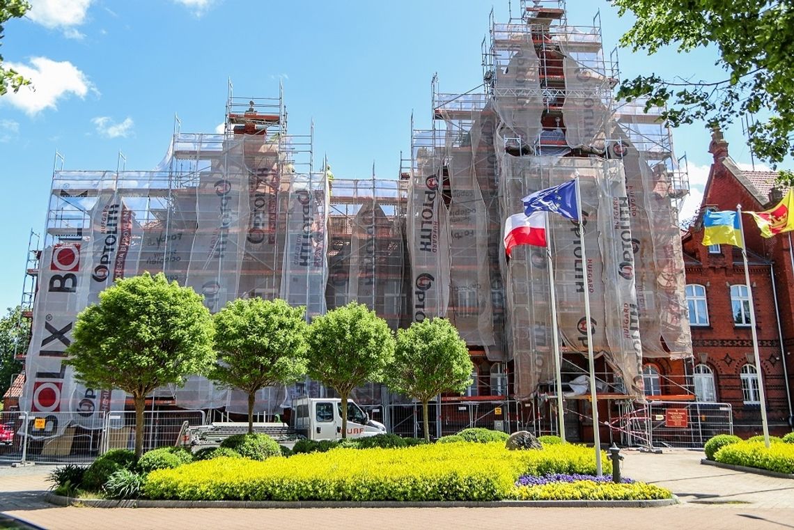 Trwa remont frontowej ściany Urzędu Miasta. Prace pochłoną ponad pół miliona złotych 